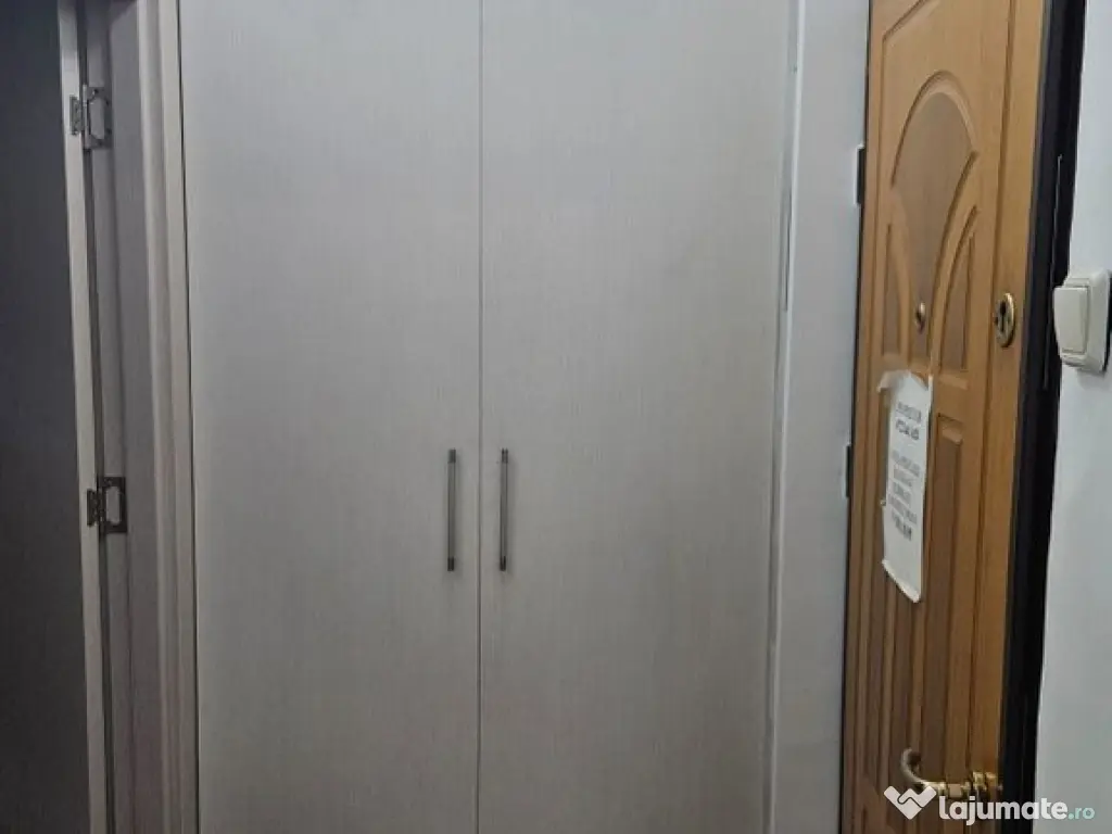 Doua camere in zona sediu politie. 