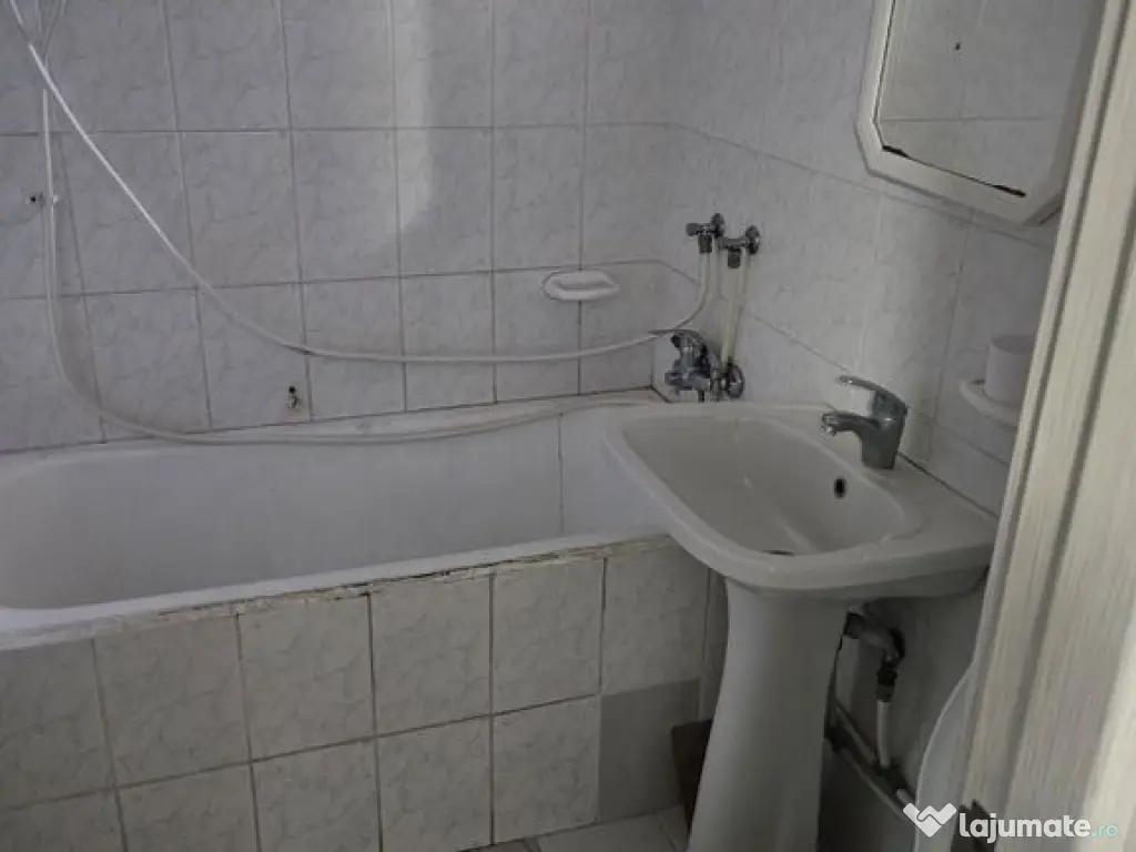 Doua camere in zona sediu politie. 