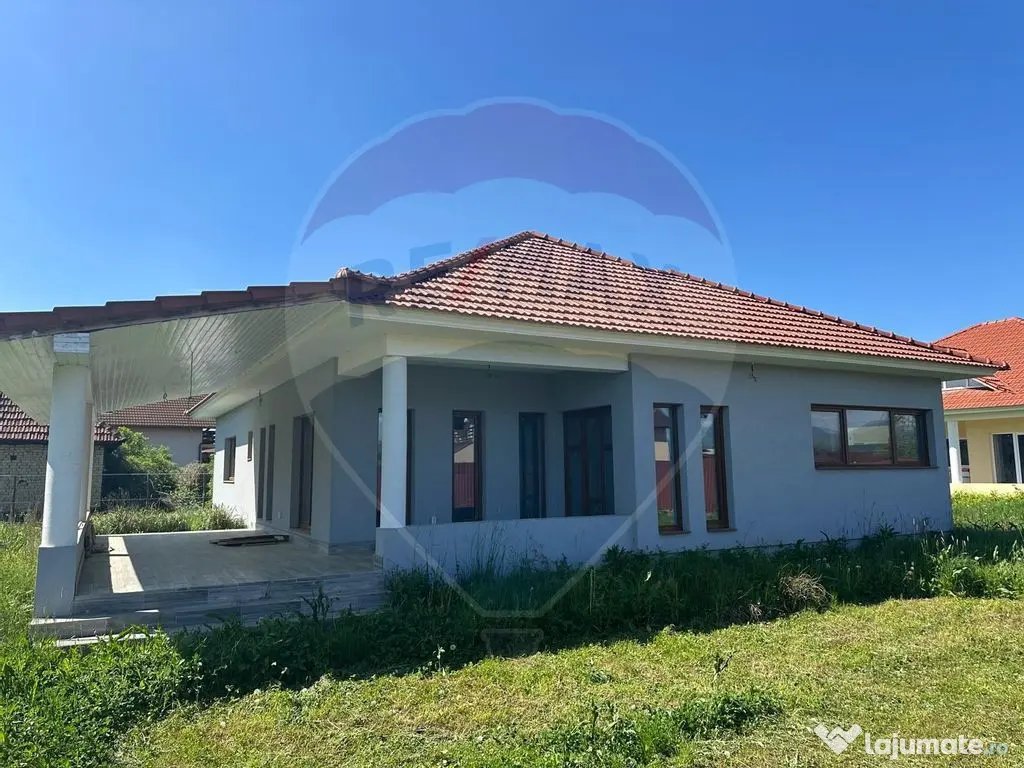 Casă cu 4 camere de vânzare 