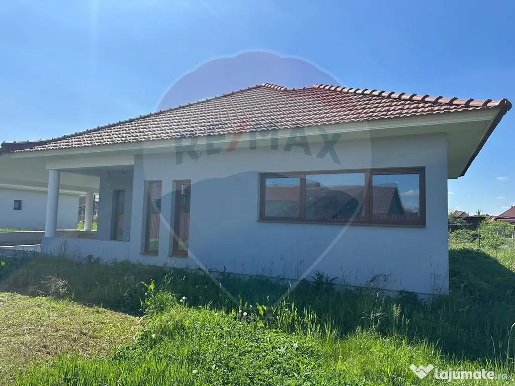 Casă cu 4 camere de vânzare 