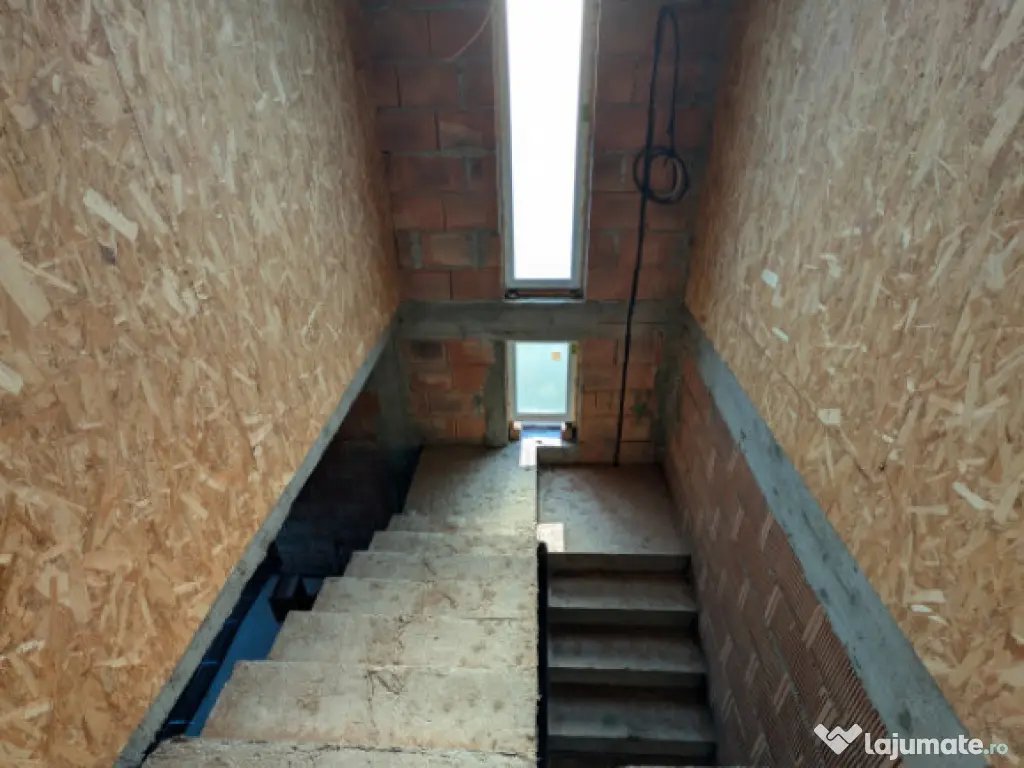 Dobrovăț - Casă la Roșu P+1+Pod 129 mp Utili 1000 mp Ter 