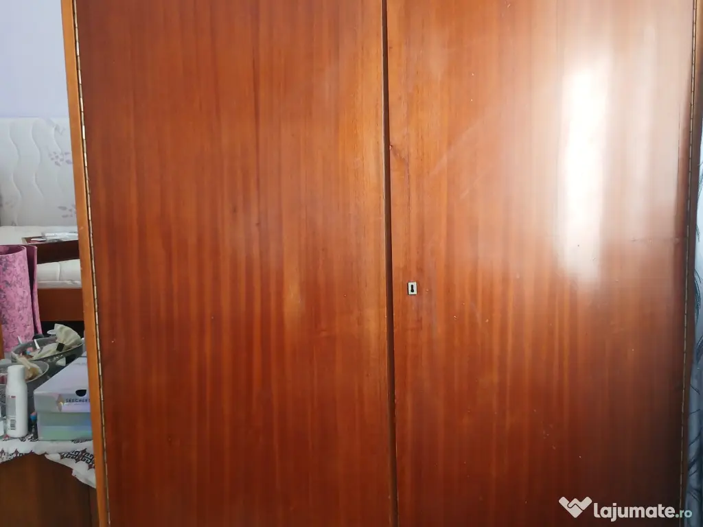 Vând mobilă de dormitor și bibliotecă la preț redus 