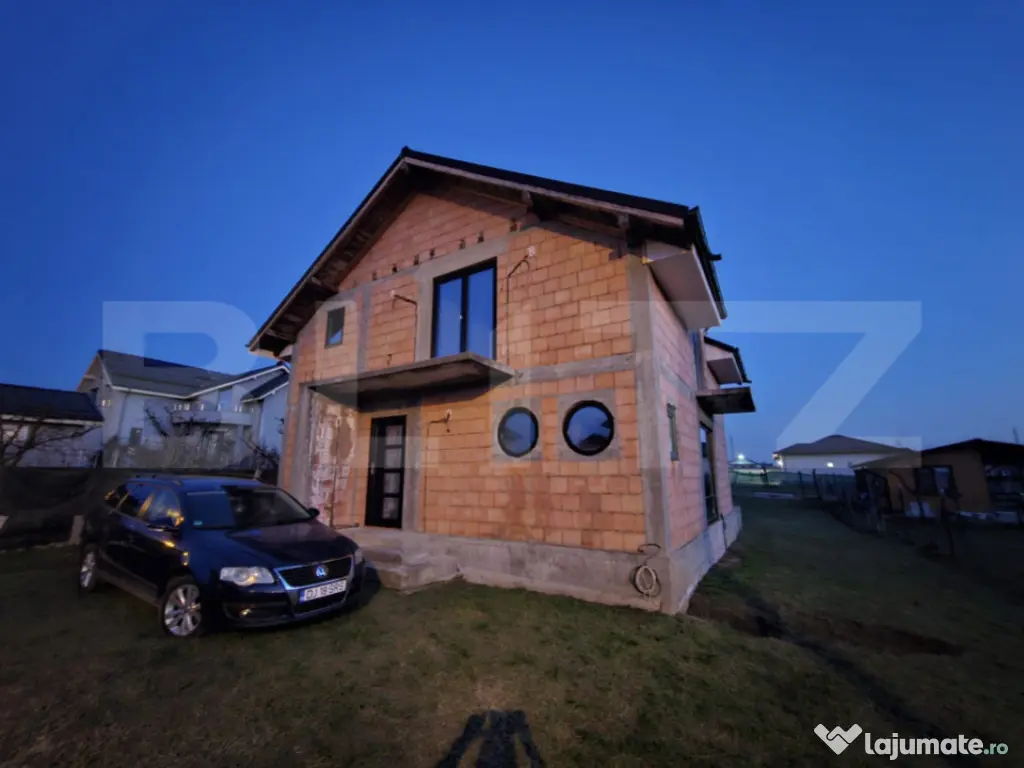 Casa la rosu, P+M, 120 mpu, teren 800 mp, zona Simnicu de su 