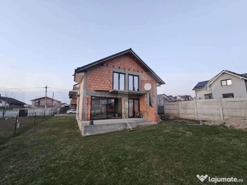 Casa la rosu, P+M, 120 mpu, teren 800 mp, zona Simnicu de su 