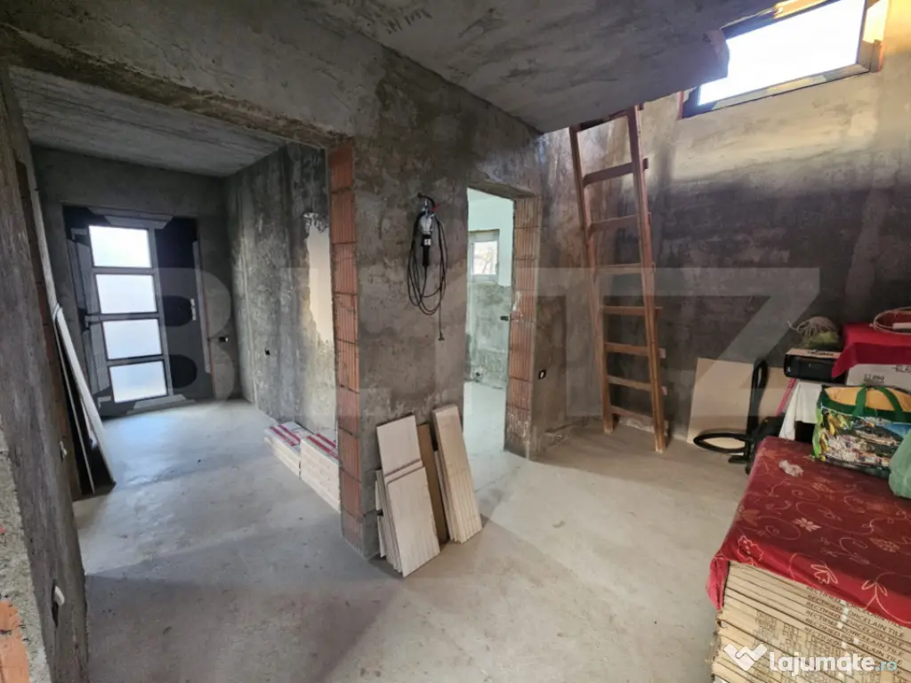 Casa la rosu, P+M, 120 mpu, teren 800 mp, zona Simnicu de su 