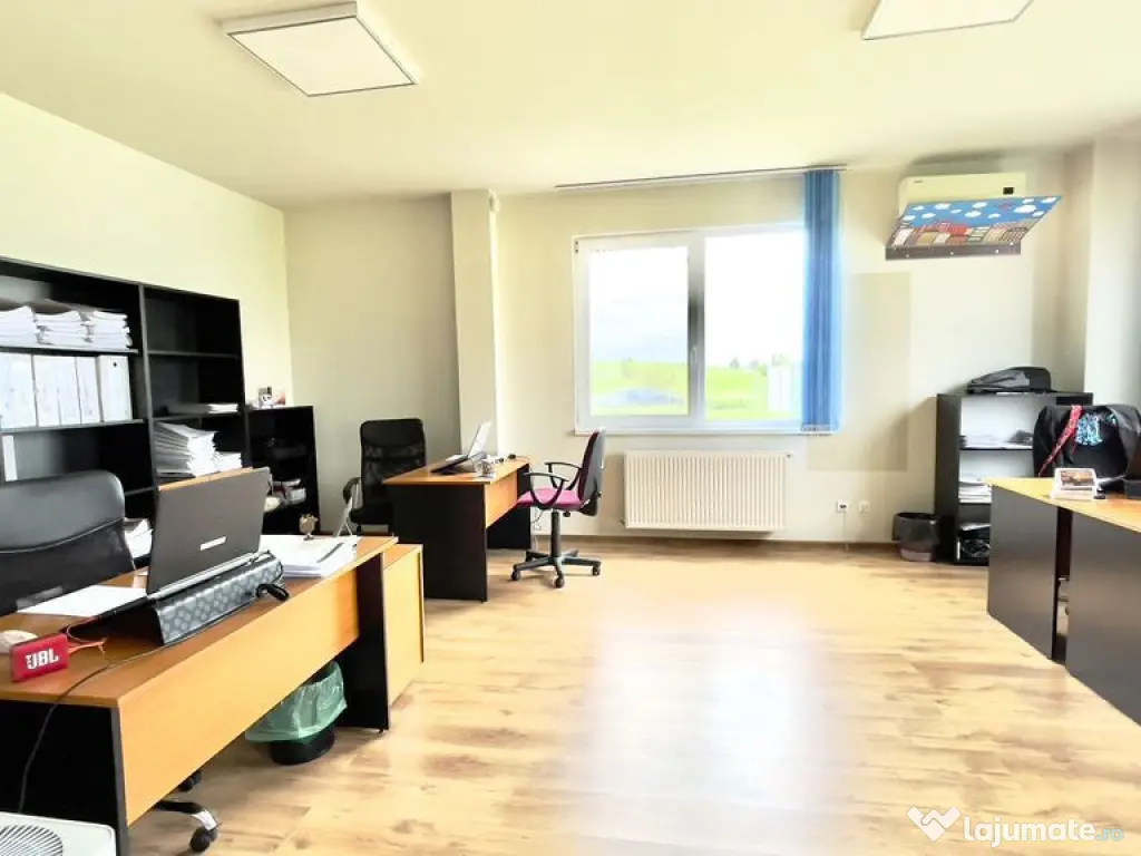Clădire de birouri cu 12 parcări în incintă privată,...