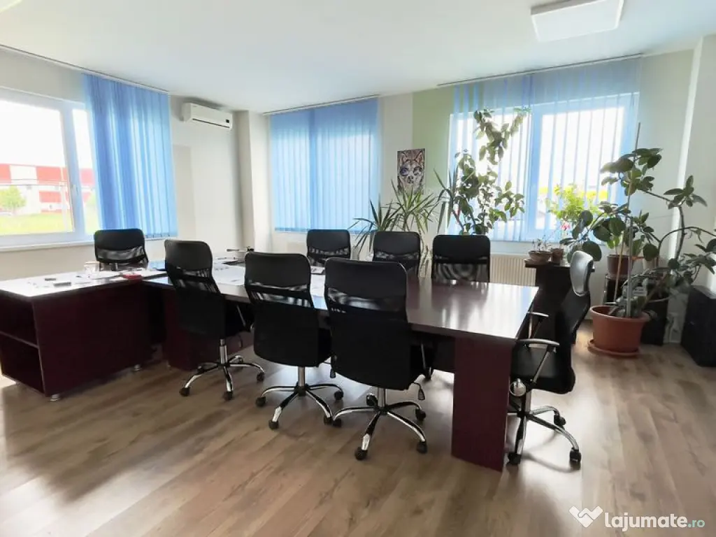 Clădire de birouri cu 12 parcări în incintă privată,...