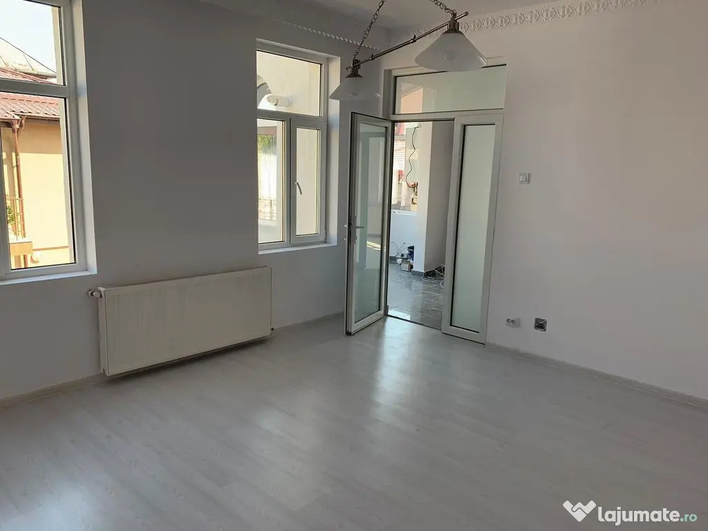 Casa cu destinatie comerciala 335 mp 