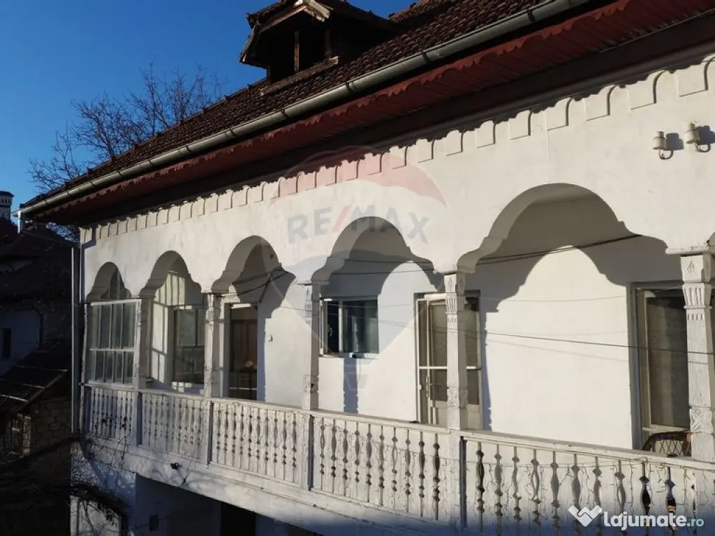 Casa de vânzare in centrul orașului Câmpulung la preț... 