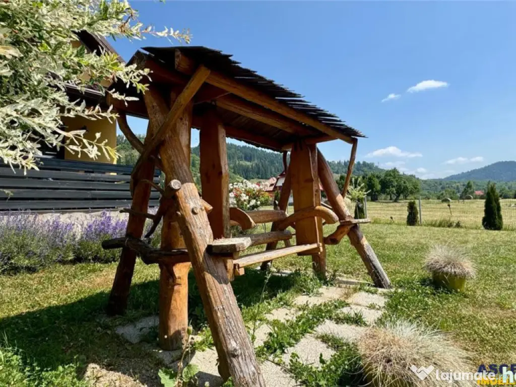 Refugiu pretios:jacuzzi, lemn masiv,2.000 mp teren,4 dormito 