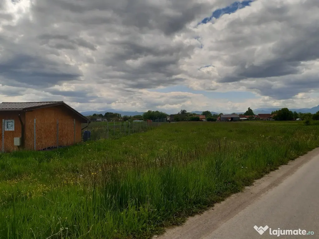 Teren intravilan 2325mp construibil ut.drum asfaltat pozitionare buna 