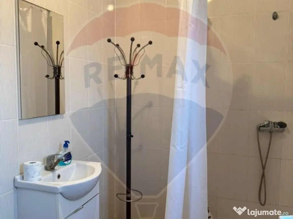 Casă / Vilă cu 8 camere de vânzare în zona Central 