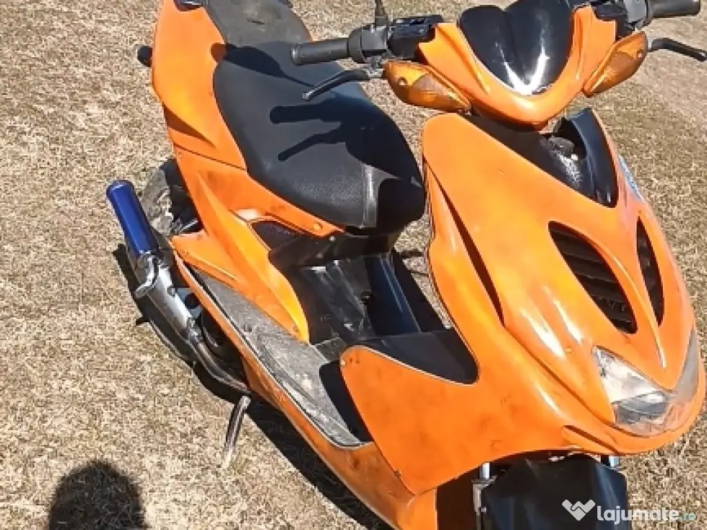 Vând scuter Yamaha aerox minarelli 2t 80cc