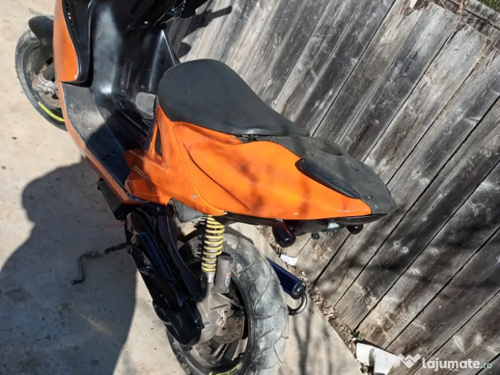 Vând scuter Yamaha aerox minarelli 2t 80cc