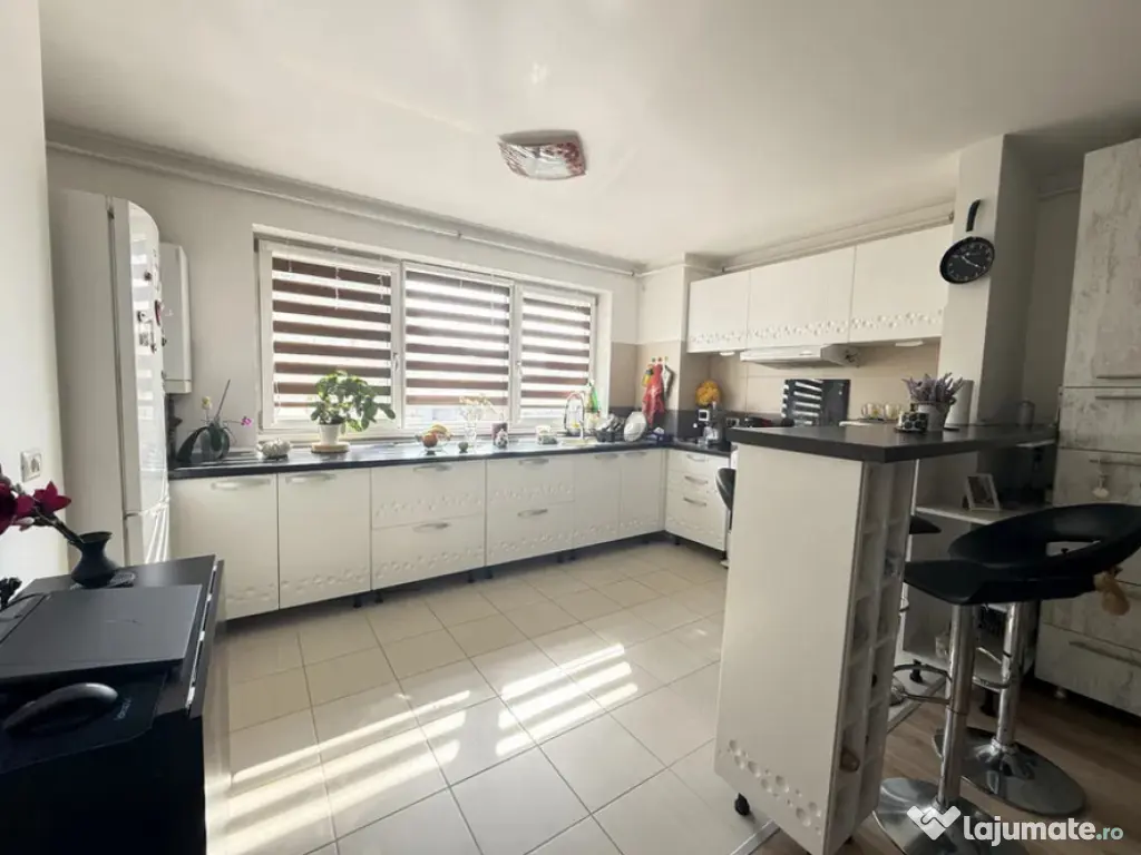 Apartament 2 camere, semidecomandat - zona Garii 