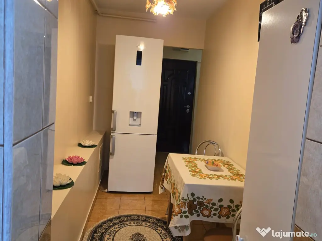 Închiriez garsoniera 