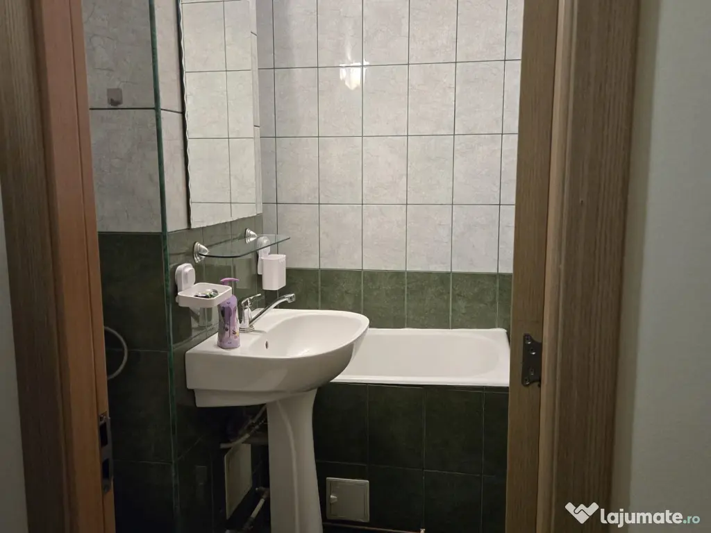 Închiriez garsoniera 