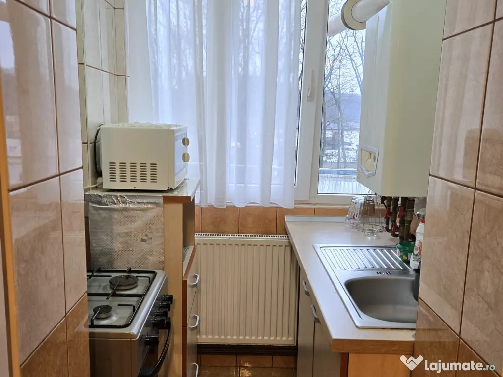 Închiriez garsoniera 