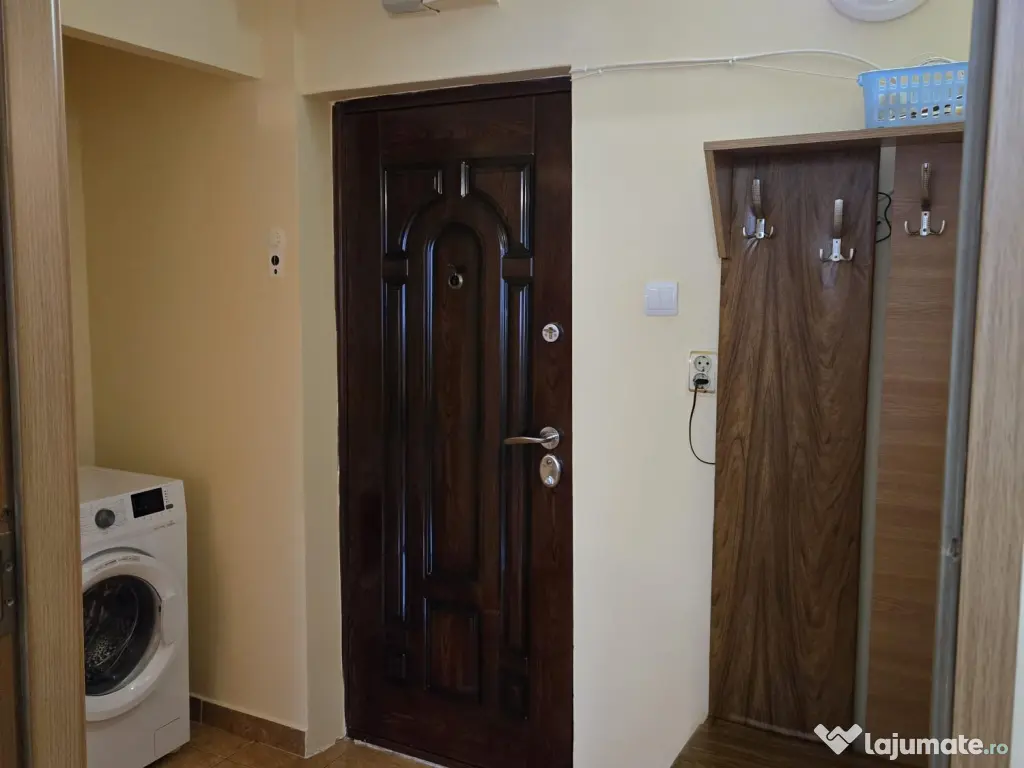 Închiriez garsoniera 