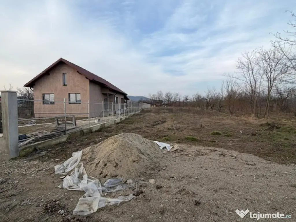 Teren intravilan de vânzare 