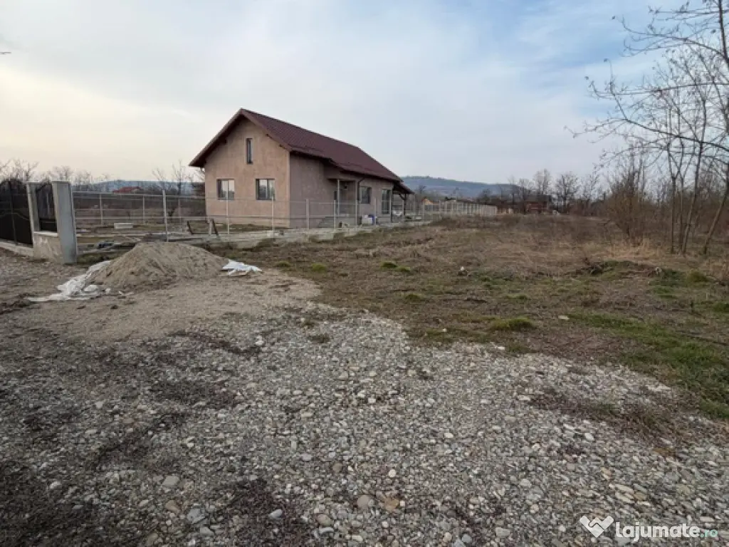 Teren intravilan de vânzare 