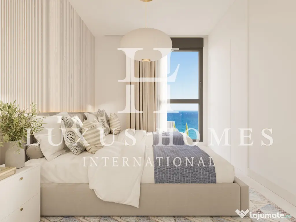 Casă cu terase cu vedere spre mare și grădini, situată într-un cadru liniștit 