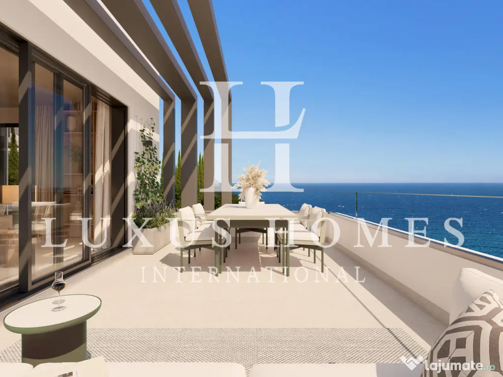 Casă cu terase cu vedere spre mare și grădini, situată într-un cadru liniștit 