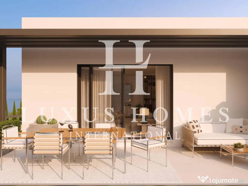 Casă cu terase cu vedere spre mare și grădini, situată într-un cadru liniștit 