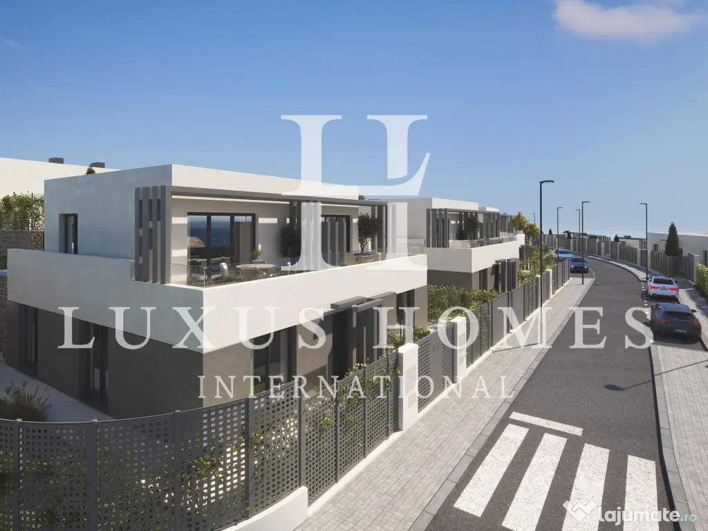 Casă cu terase cu vedere spre mare și grădini, situată într-un cadru liniștit 