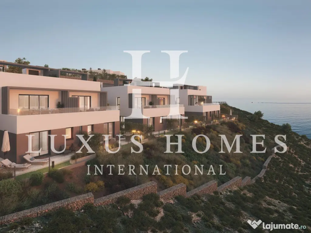 Casă cu terase cu vedere spre mare și grădini, situată într-un cadru liniștit 