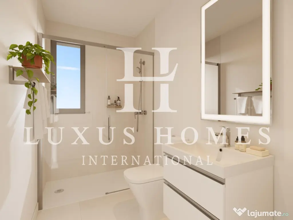 Casă cu terase cu vedere spre mare și grădini, situată într-un cadru liniștit 