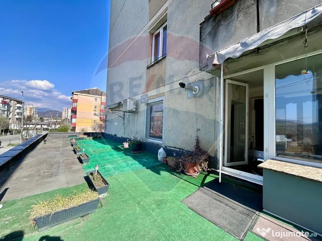 Apartament spatios cu terasa de inchiriat 