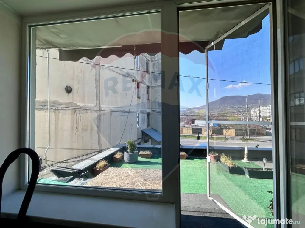 Apartament spatios cu terasa de inchiriat 