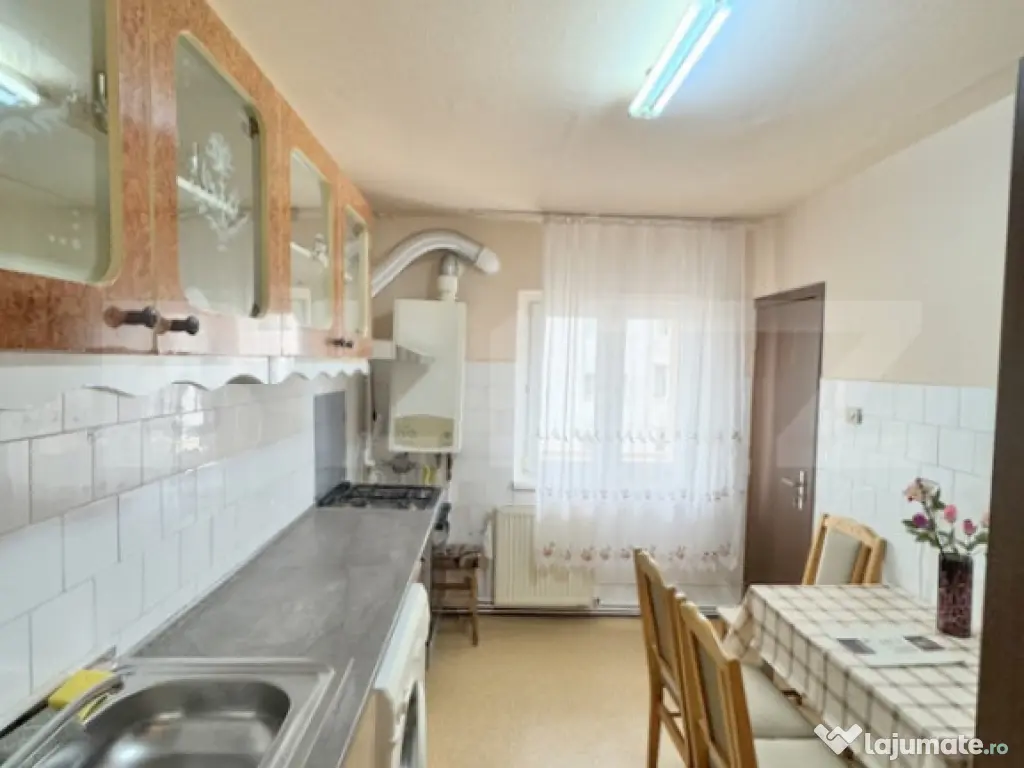 Apartament 2 camere decomandate, etaj intermediar, Gheorghen 