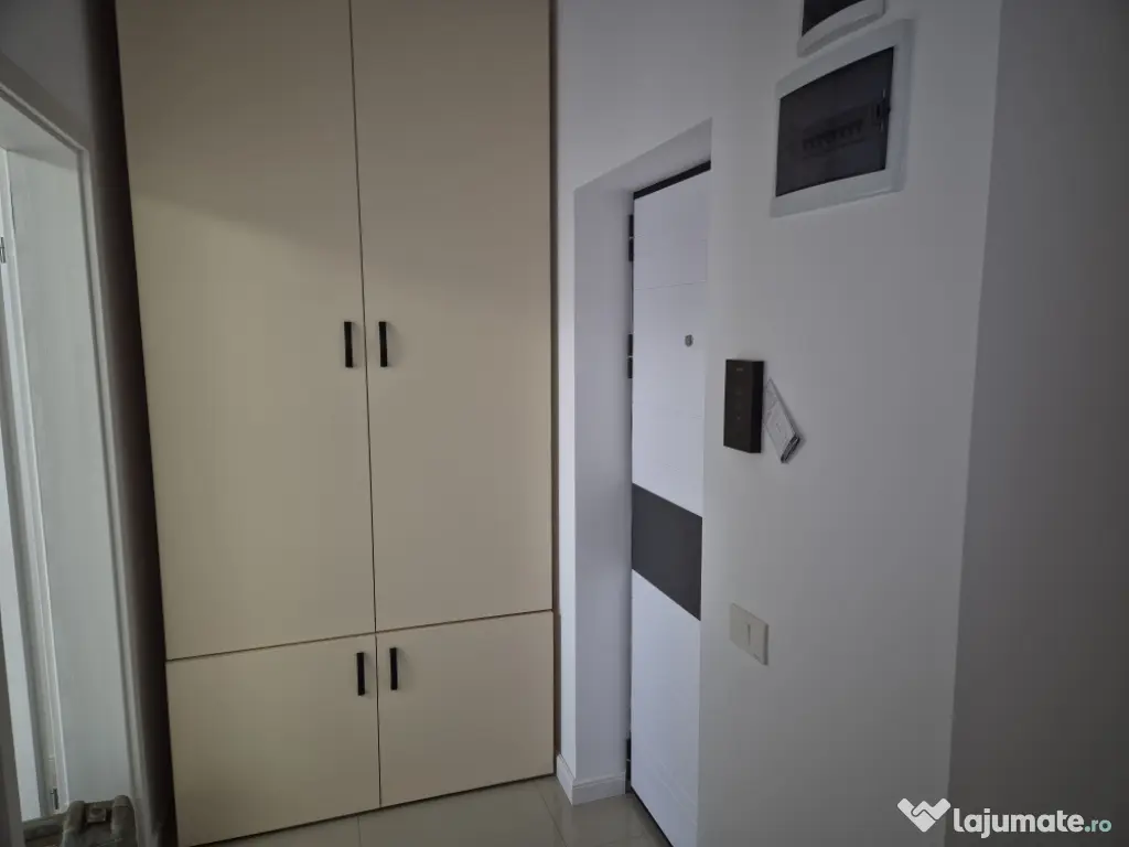 Închiriez apartament 