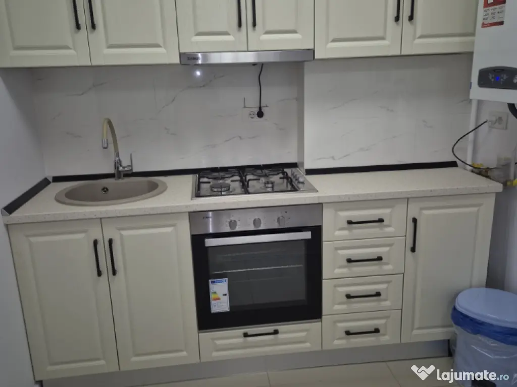 Închiriez apartament 