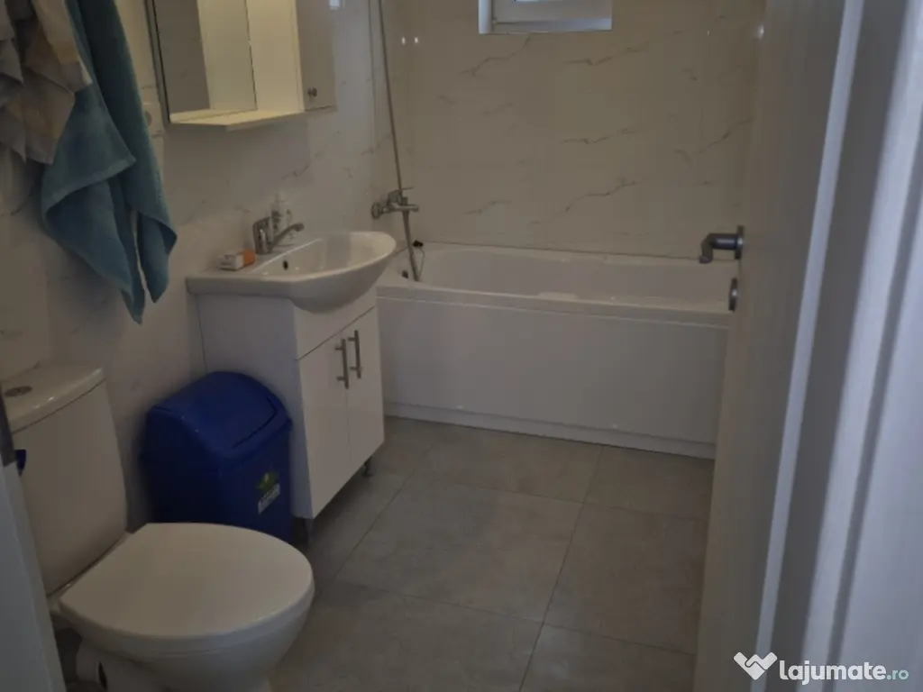 Închiriez apartament 