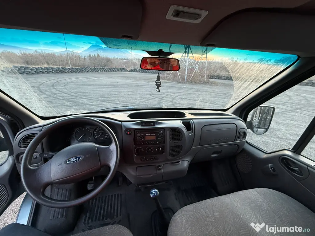 Ford Transit Multivan 2001 – 8+1 locuri, spațios și fiabil