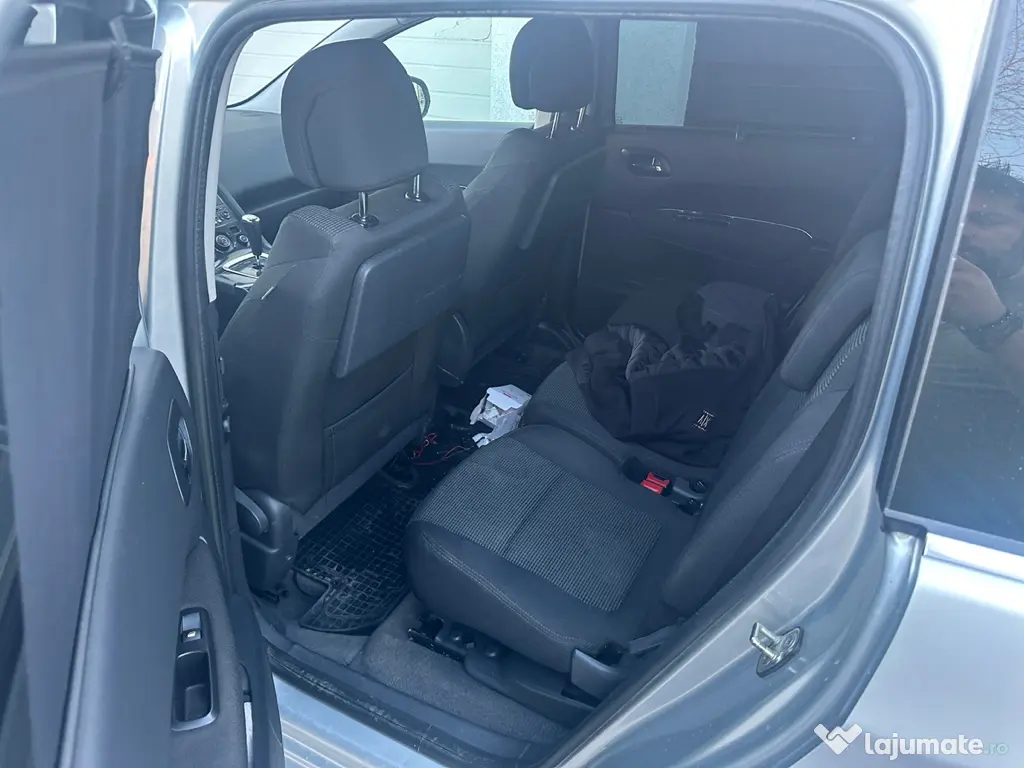 Vând Peugeot 5008 