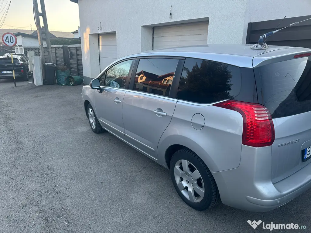 Vând Peugeot 5008 