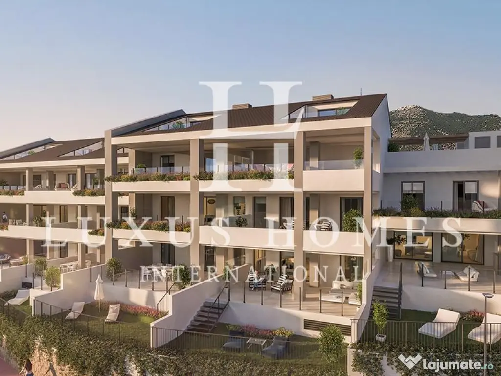 Penthouse cu piscină și priveliști spre mare, situată într-o zonă privilegiată 