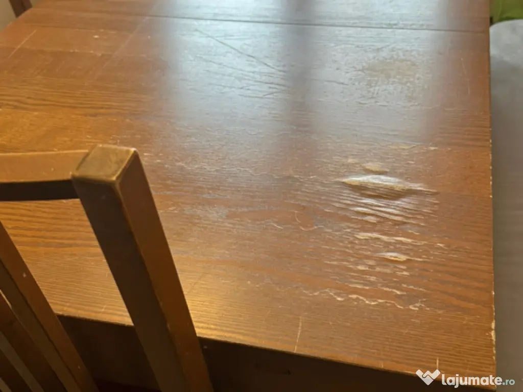 Masă extensibila cu 4 scaune 