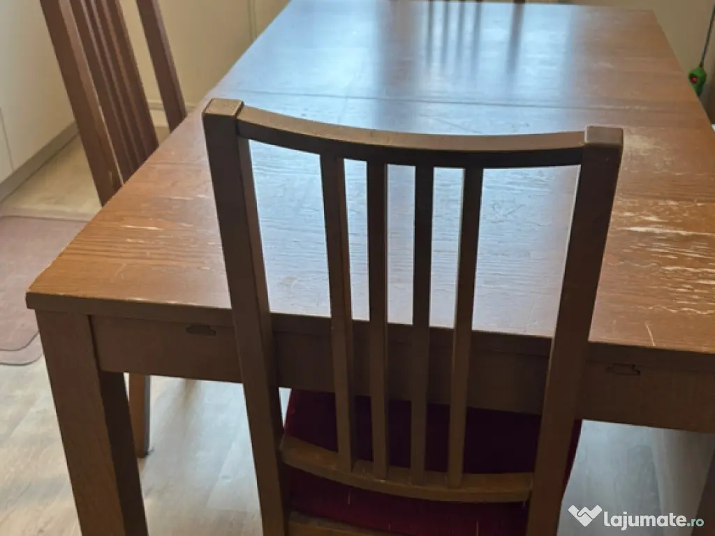Masă extensibila cu 4 scaune 