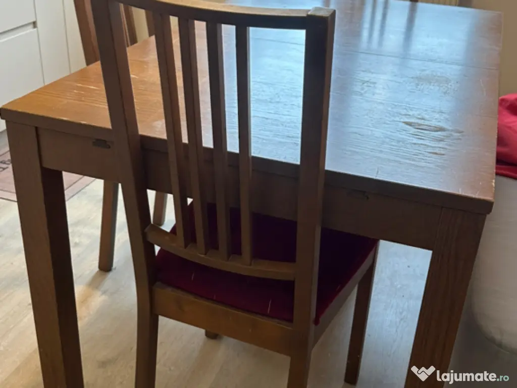 Masă extensibila cu 4 scaune 