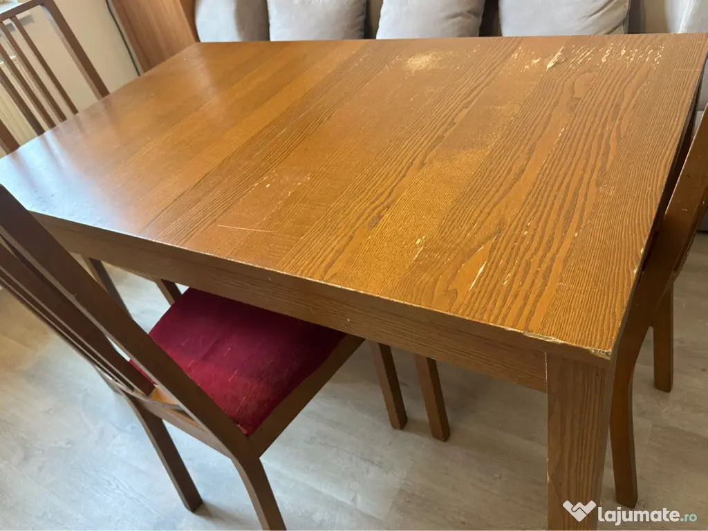Masă extensibila cu 4 scaune 