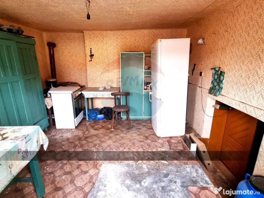 Casă din cărămidă cu teren generos de 2460 mp și ane... 