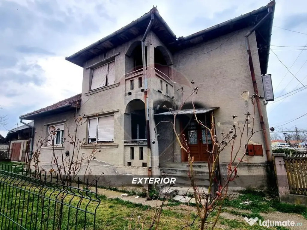 Casă din cărămidă cu teren generos de 2460 mp și ane... 