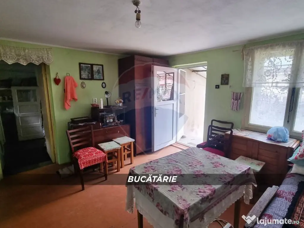 Casă din cărămidă cu teren generos de 2460 mp și ane... 