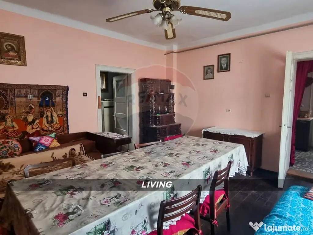 Casă din cărămidă cu teren generos de 2460 mp și ane... 