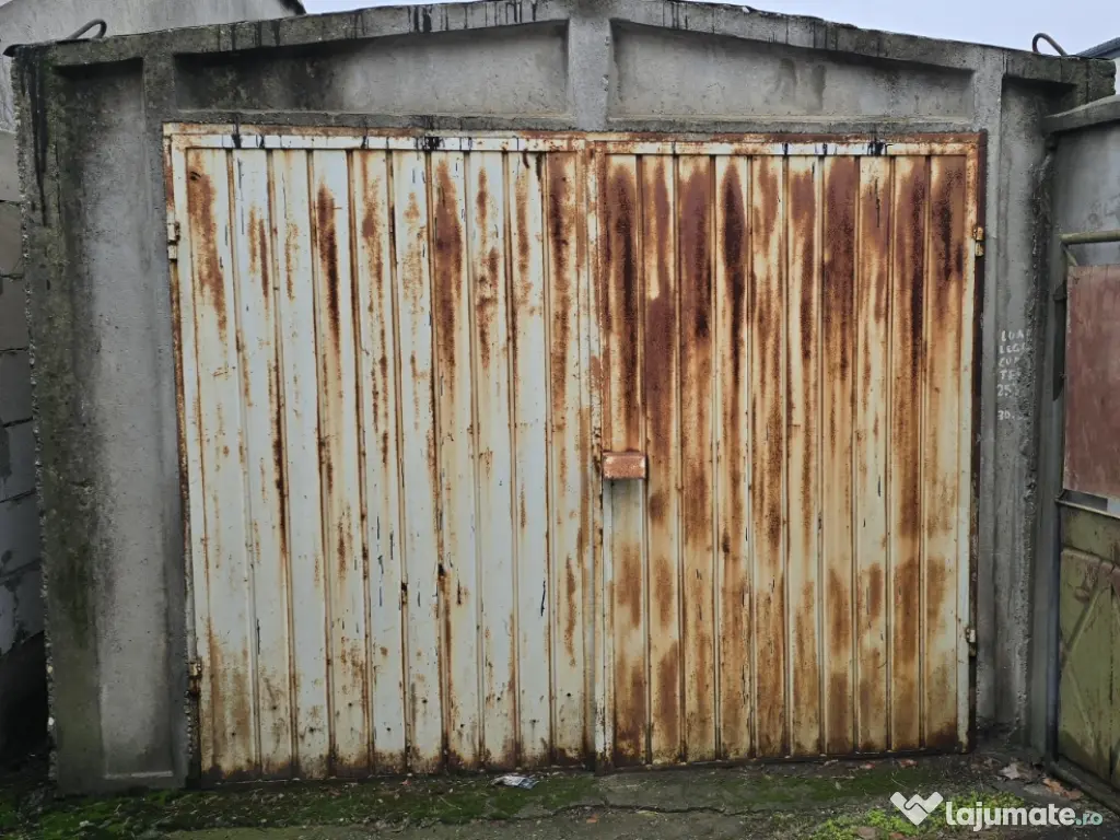 Garaj de beton cu usi metalice